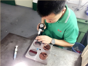 毅順團隊加工作業中