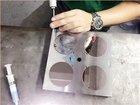 毅順團隊加工作業中