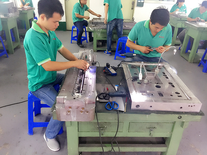 毅順團隊加工作業中