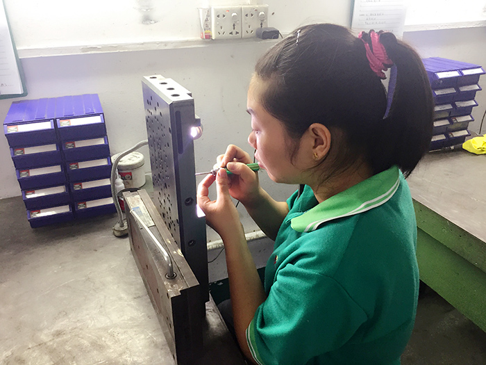 毅順團隊加工作業中