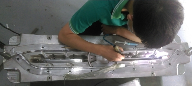 汽車中網拋光之前期省模打磨工序，師傅用氣動打磨機進行砂紙省模，由于產品角落深，操作苦難，最后拋光工序也是很艱難的，關鍵是控制好前期打磨工序的質量要求，