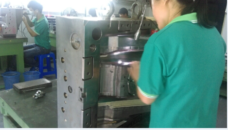 省模師傅正在對(duì)車燈模具進(jìn)行前期省模，砂紙型號(hào)用#600、#800、#1000、最后到#1200，需確保去除火花紋、打磨平整才能進(jìn)入下工序，嚴(yán)格的全過程把控是保證后期拋光能達(dá)到表面光潔度要求的關(guān)鍵