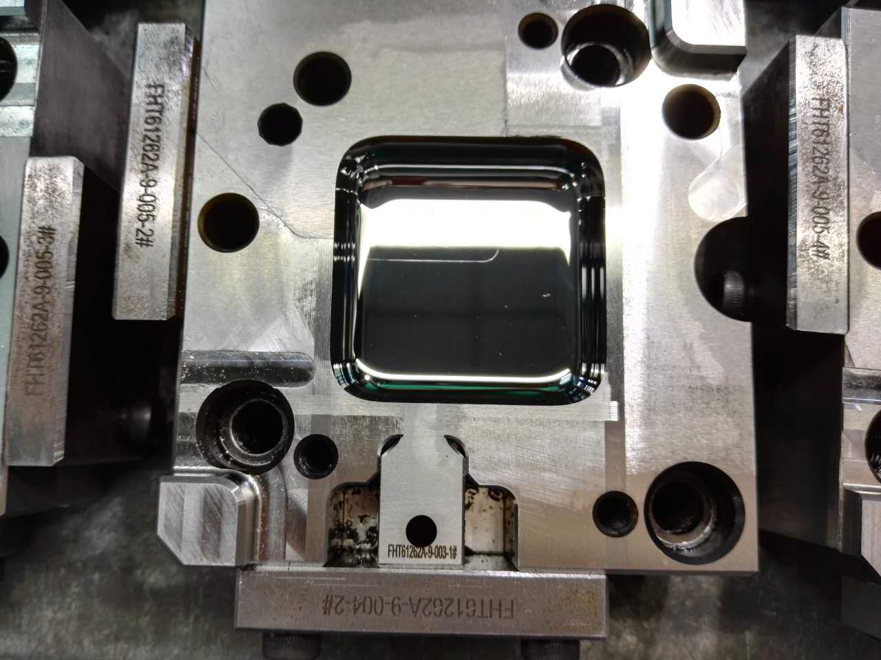 蘋果手機充電器模具 